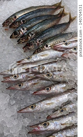 市場和超市裡陳列著新鮮、色澤誘人的魚類食材。 市場和超市裡陳列著新鮮、色澤誘人的魚類食材。 140704531