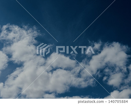 白雲和卷雲鋪滿藍天 | 清爽的夏日天空背景素材 白雲和卷雲鋪滿藍天 | 清爽的夏日天空背景素材 140705884
