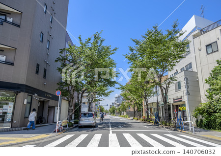 西古山站前綠樹成蔭的街道和住宅道路構成了一幅城市景觀。 140706032