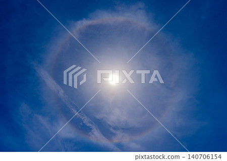 光暈(太陽光暈)是一種自然現象,指太陽周圍可見的彩虹色光環。 光暈(太陽光暈)是一種自然現象,指太陽周圍可見的彩虹色光環。 140706154
