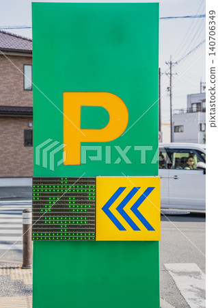 畫面中出現了一個停車標誌。 畫面中出現了一個停車標誌。 140706349