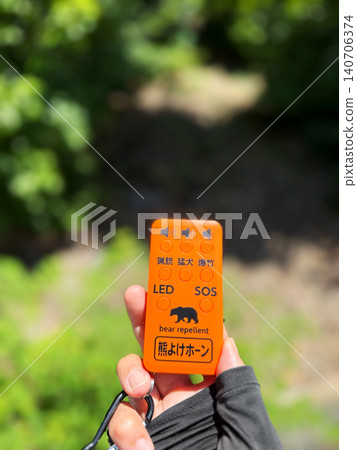 一隻手握著熊角，走在林間小路上（垂直視圖） 140706374
