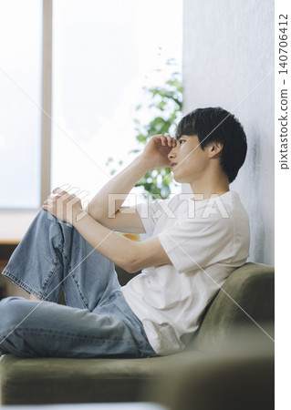 A man in his 20s wearing a white T-shirt (profile view) A man in his 20s wearing a white T-shirt (profile view) 140706412