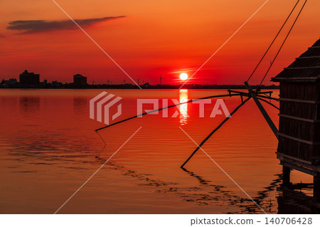 夕陽西下,多哥湖籠罩在一片絢麗的色彩中,呈現出寧靜的傍晚景色。 夕陽西下,多哥湖籠罩在一片絢麗的色彩中,呈現出寧靜的傍晚景色。 140706428