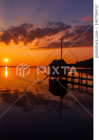 夕陽西下,多哥湖籠罩在一片絢麗的色彩中,呈現出寧靜的傍晚景色。 夕陽西下,多哥湖籠罩在一片絢麗的色彩中,呈現出寧靜的傍晚景色。 140706432