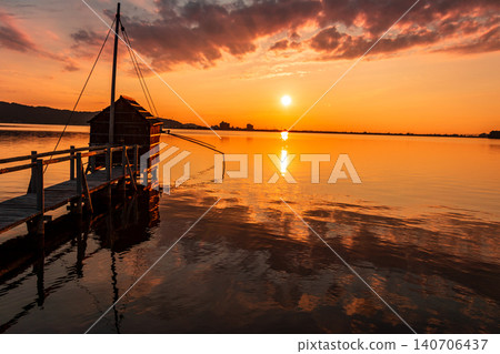 夕陽西下,多哥湖籠罩在一片絢麗的色彩中,呈現出寧靜的傍晚景色。 夕陽西下,多哥湖籠罩在一片絢麗的色彩中,呈現出寧靜的傍晚景色。 140706437