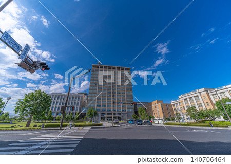 A view of the Tochigi Prefectural Government Main Building, Showa Hall, and the intersection in front of the main gate of the prefectural government building [Hanawada, Utsunomiya City, Tochigi Prefecture] 140706464
