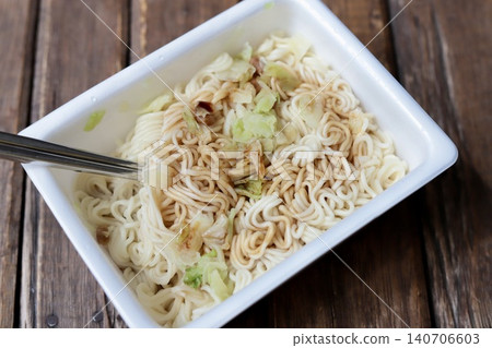 杯裝炒麵(速食)-瀝乾水分,充分拌入醬汁。 杯裝炒麵(速食)-瀝乾水分,充分拌入醬汁。 140706603