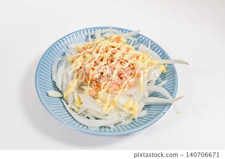Sliced new onions topped with tuna mayonnaise. Sliced new onions topped with tuna mayonnaise. 140706671