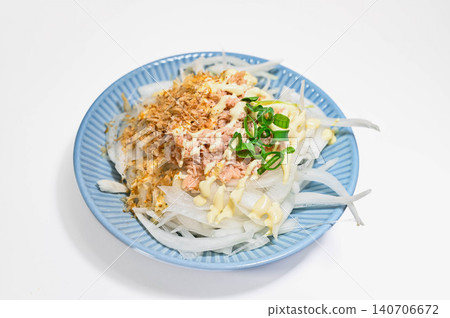 Sliced new onions topped with tuna mayonnaise. Sliced new onions topped with tuna mayonnaise. 140706672