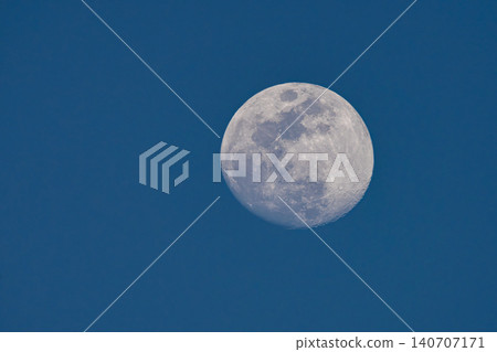 月亮漂浮在藍天 月亮漂浮在藍天 140707171