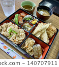 以春季食材為特色的便當盒 140707911