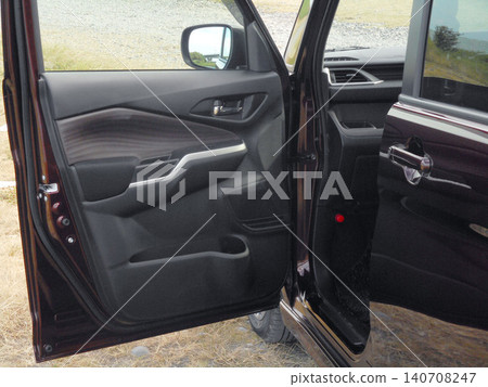 汽車乘客側車門的內裝件 汽車乘客側車門的內裝件 140708247