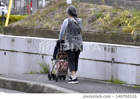 日本橫濱的城市景觀中的台階…一位老年婦女使用電動代步車…凳子很受歡迎…老齡化社會…= 第23屆 日本橫濱的城市景觀中的台階…一位老年婦女使用電動代步車…凳子很受歡迎…老齡化社會…= 第23屆 140708316