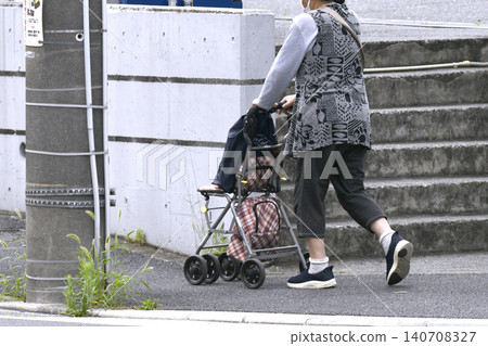日本橫濱的城市景觀中的台階…一位老年婦女使用電動代步車…凳子很受歡迎…老齡化社會…= 第23屆 日本橫濱的城市景觀中的台階…一位老年婦女使用電動代步車…凳子很受歡迎…老齡化社會…= 第23屆 140708327