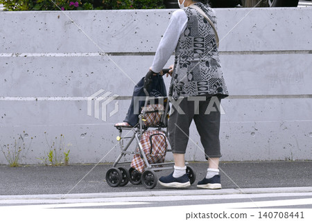 日本橫濱的城市景觀中的台階…一位老年婦女使用電動代步車…凳子很受歡迎…老齡化社會…= 第23屆 日本橫濱的城市景觀中的台階…一位老年婦女使用電動代步車…凳子很受歡迎…老齡化社會…= 第23屆 140708441