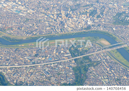 東京葛飾區附近江戶川地區的鳥瞰圖。 東京葛飾區附近江戶川地區的鳥瞰圖。 140708456