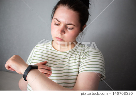Morning light, glass of water and human uses smartwatch to track health. Pulse visible but not demanding attention. Digital detox mindset: tools assist, but life happens off-screen 140708550