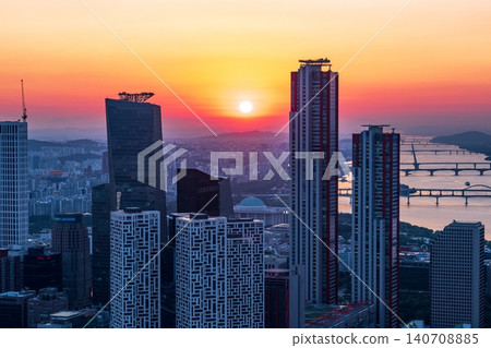 Golden sunset over the financial district of Yeouido with modern corporate skyscrapers in Seoul, South Korea Golden sunset over the financial district of Yeouido with modern corporate skyscrapers in Seoul, South Korea 140708885