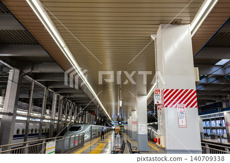新幹線月台上的景象:車站大樓和停放的列車。 新幹線月台上的景象:車站大樓和停放的列車。 140709338