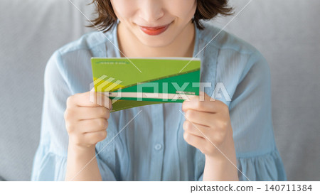 A woman glad to see a passbook A woman glad to see a passbook 140711384