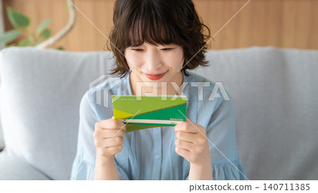 A woman glad to see a passbook A woman glad to see a passbook 140711385