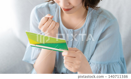A woman glad to see a passbook A woman glad to see a passbook 140711386