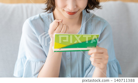 一個女人很高興看到一本存摺 140711388