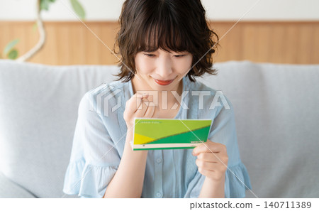 一個女人很高興看到一本存摺 140711389