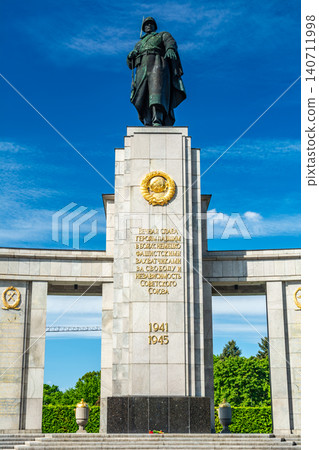 Soviet Soldier Statue in Tiergarten Soviet Soldier Statue in Tiergarten 140711998