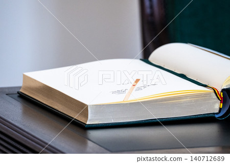 Golden Book of the Belgian Federal Parliament 140712689