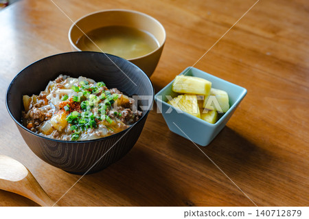 一張牛肉飯的特寫照片,上面撒滿了蔥花和七味辣椒。 一張牛肉飯的特寫照片,上面撒滿了蔥花和七味辣椒。 140712879