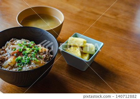 一張色彩鮮豔的牛肉飯和新鮮鳳梨的特寫。 一張色彩鮮豔的牛肉飯和新鮮鳳梨的特寫。 140712882