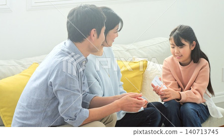 New Year's money relatives family image New Year's money relatives family image 140713745