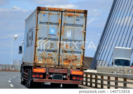 一輛拖車在高速公路上行駛 140713858