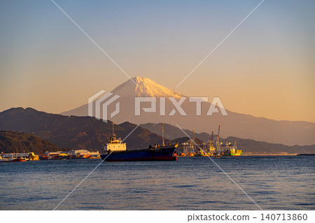 (Shizuoka Prefecture) Ships leaving Shimizu Port bathed in the morning sun and Mount Fuji (Shizuoka Prefecture) Ships leaving Shimizu Port bathed in the morning sun and Mount Fuji 140713860