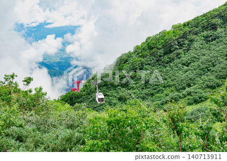 中央阿爾卑斯山駒岳索道和雲海 中央阿爾卑斯山駒岳索道和雲海 140713911