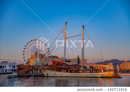 (Shizuoka Prefecture) Early morning at Shimizu Port: Ships anchored there. (Shizuoka Prefecture) Early morning at Shimizu Port: Ships anchored there. 140713916