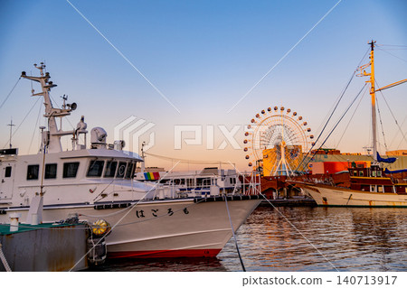 (Shizuoka Prefecture) Early morning at Shimizu Port: Ships anchored there. 140713917
