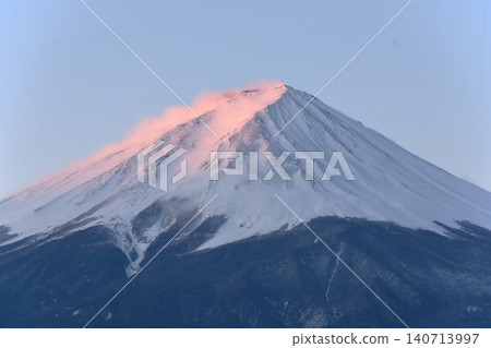 旭日東升,照耀富士山,山頂積雪覆蓋至林線,山頂在陽光的照耀下,揚起陣陣雪花。 旭日東升,照耀富士山,山頂積雪覆蓋至林線,山頂在陽光的照耀下,揚起陣陣雪花。 140713997