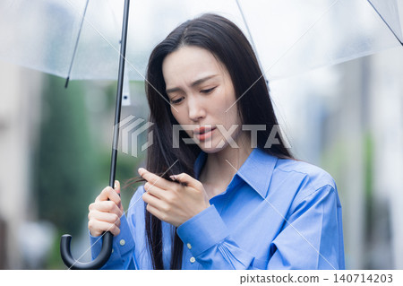 雨中,一位年輕女子撐著傘 雨中,一位年輕女子撐著傘 140714203