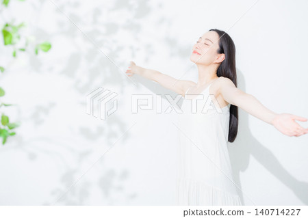 一個女人在陽光下 一個女人在陽光下 140714227
