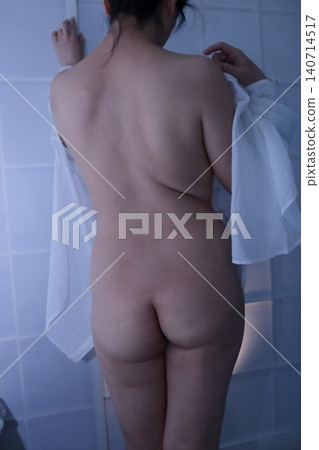 一位看起來乾淨整潔的女性的背影 一位看起來乾淨整潔的女性的背影 140714517