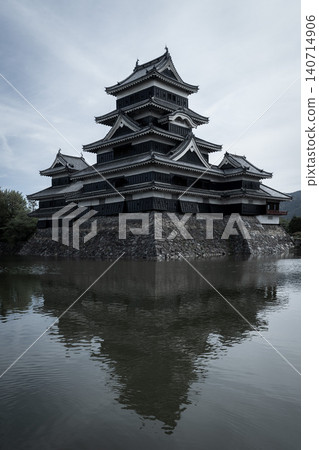 National treasure Matsumoto Castle reflected in the moat 140714906