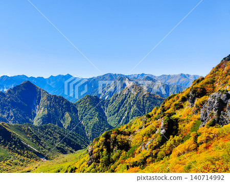 秋季徒步攀登哈里諾基山和蓮華山(從哈里諾基峠眺望槍岳) 秋季徒步攀登哈里諾基山和蓮華山(從哈里諾基峠眺望槍岳) 140714992