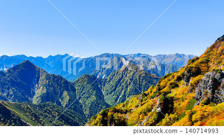 秋季徒步攀登哈里諾基山和蓮華山(從哈里諾基峠眺望槍岳) 秋季徒步攀登哈里諾基山和蓮華山(從哈里諾基峠眺望槍岳) 140714993