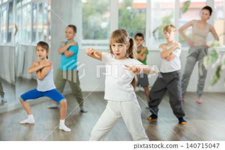 Group of children dancing hip hop 140715047
