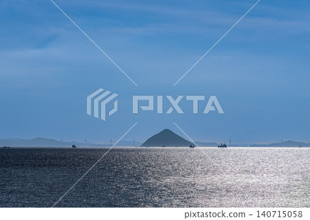 大槌島和瀨戶大橋漂浮在比山瀨戶海峽中 140715058