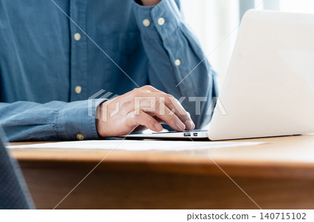 研究計算機的一個人的手 研究計算機的一個人的手 140715102