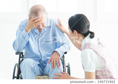 照顧生病病人的護理人員 140715402
